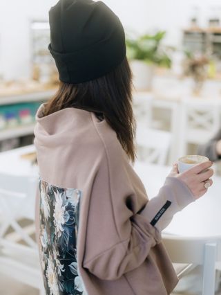 Dámská mikina s květy byla zatím k dispozici ve dvou barvách, a to mátová a béžová. Ale na vaši žádost přidávám i barvu...